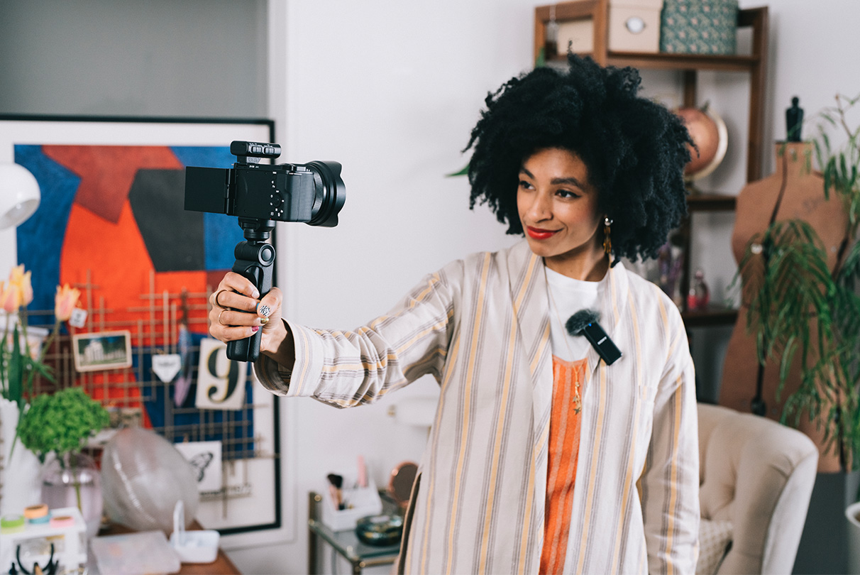 Geleneksel analog ses iletiminin aksine, kablo sinyali parazitini dert etmeniz gerekmez. Düşük gürültülü, tamamen dijital net ses için ZV-E10’u MI Yuvası üzerinden Dijital Ses Arabirimi destekli bir Sony mikrofonla eşleştirmeniz yeterli. Dilerseniz daha da iyi ses için fotoğraf makinesinin mikrofon jakı üzerinden en sevdiğiniz mikrofonu da bağlayabilirsiniz.