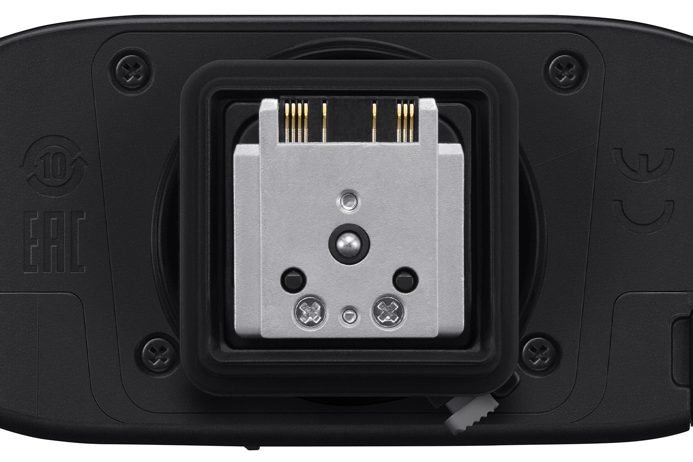 Flaşın altındaki sağlam yan çerçeveli metal yuva ayağının görüntüsü