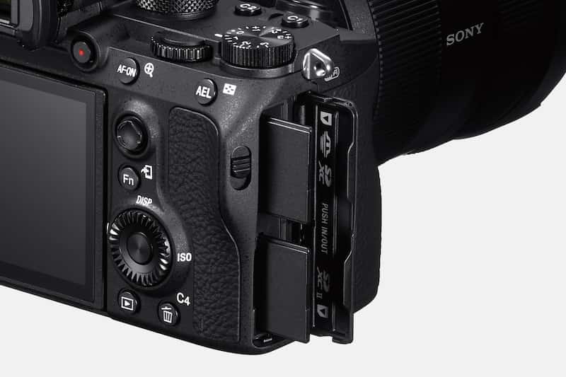 SONY α7RIII ILCE-7RM3 シャッター29414回 α7R III（ILCE-7RM3） 特長 : プロのワークフローに応える高い操作性と