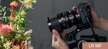 Kullanıcının netlemeyi ayarlamak için netleme halkasını döndürdüğünü gösteren kullanım görüntüsü