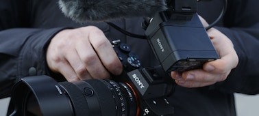 XLR adaptörü ve ECM-778 shotgun mikrofon, α7 V’in MI yuvasına takılıyor.