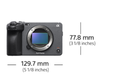 Fotoğraf makinesinin önden görünümü, Genişlik 129,7 mm (5 1/8 inç), Yükseklik 77,8 mm (3 1/8 inç)