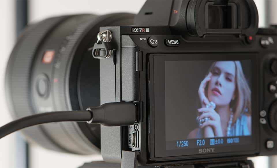 Otomatik Netlemeli α7R III 35mm Full Frame Fotoğraf Makinesi