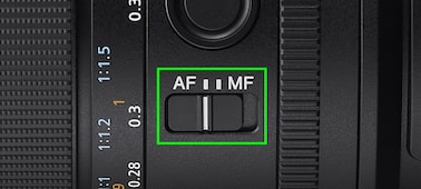AF/MF anahtarı vurgulanmış şekilde lensin soldan görünümü